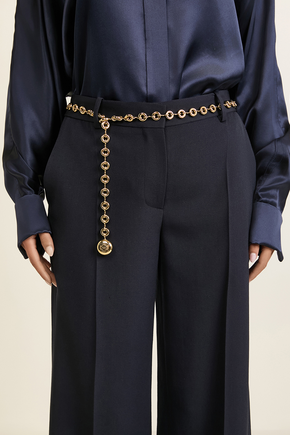 תמונת כל הלוק של חגורת שרשרת